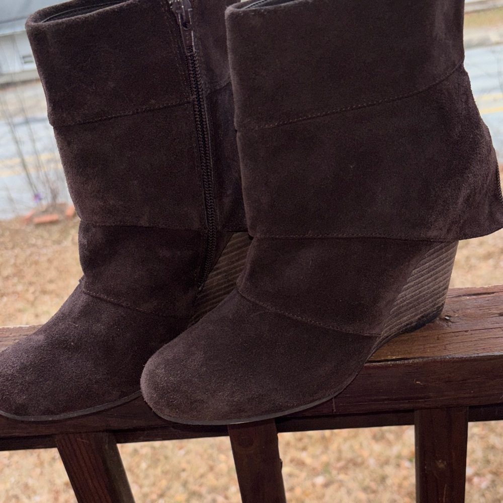 Fergie Brown Leather Detail